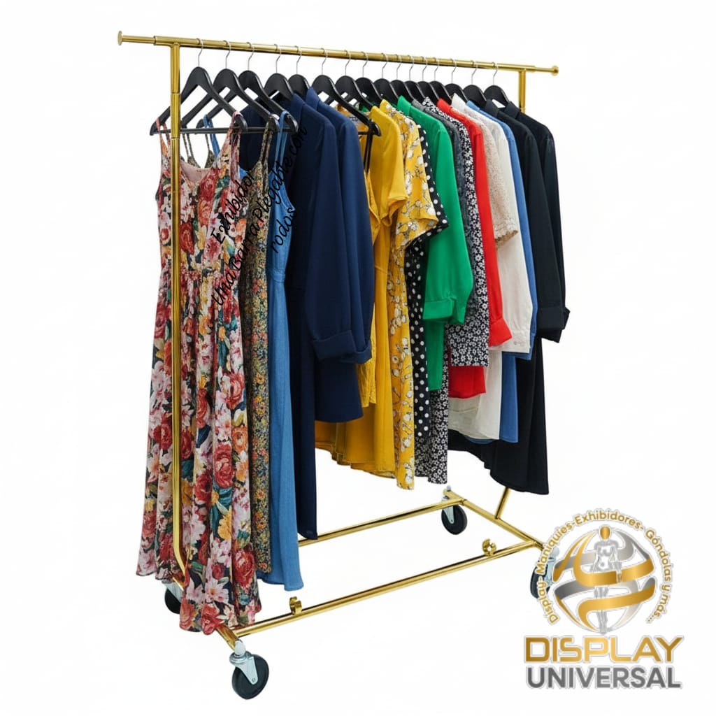 Riel dorado con ropa colgada